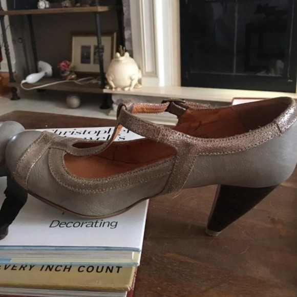 Steve Madden Metallic Trim T-strap, Vintagey - Picture 5 of 6